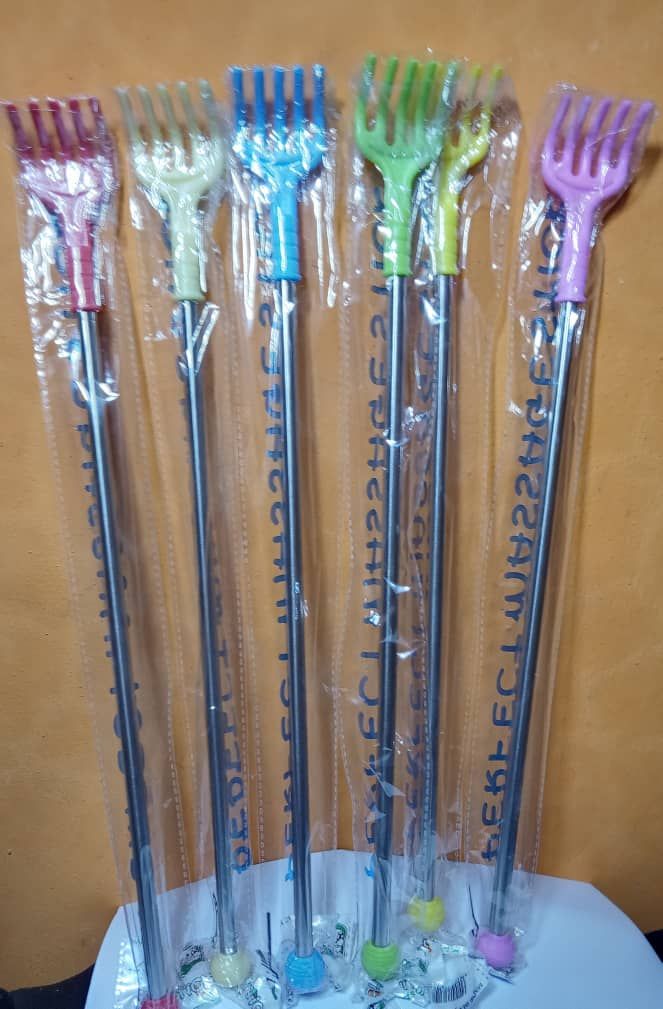 6 Plastic Back Scratchers & Telescopic Metal Extender