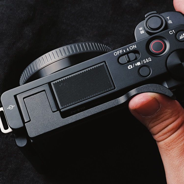 For SONY ZVE10 Zve-10 ZV-E10 Camera Hand Grip With Leather Protect Metal Hot Shoe Thumb-Up Hotshoe Thumb Up Grip