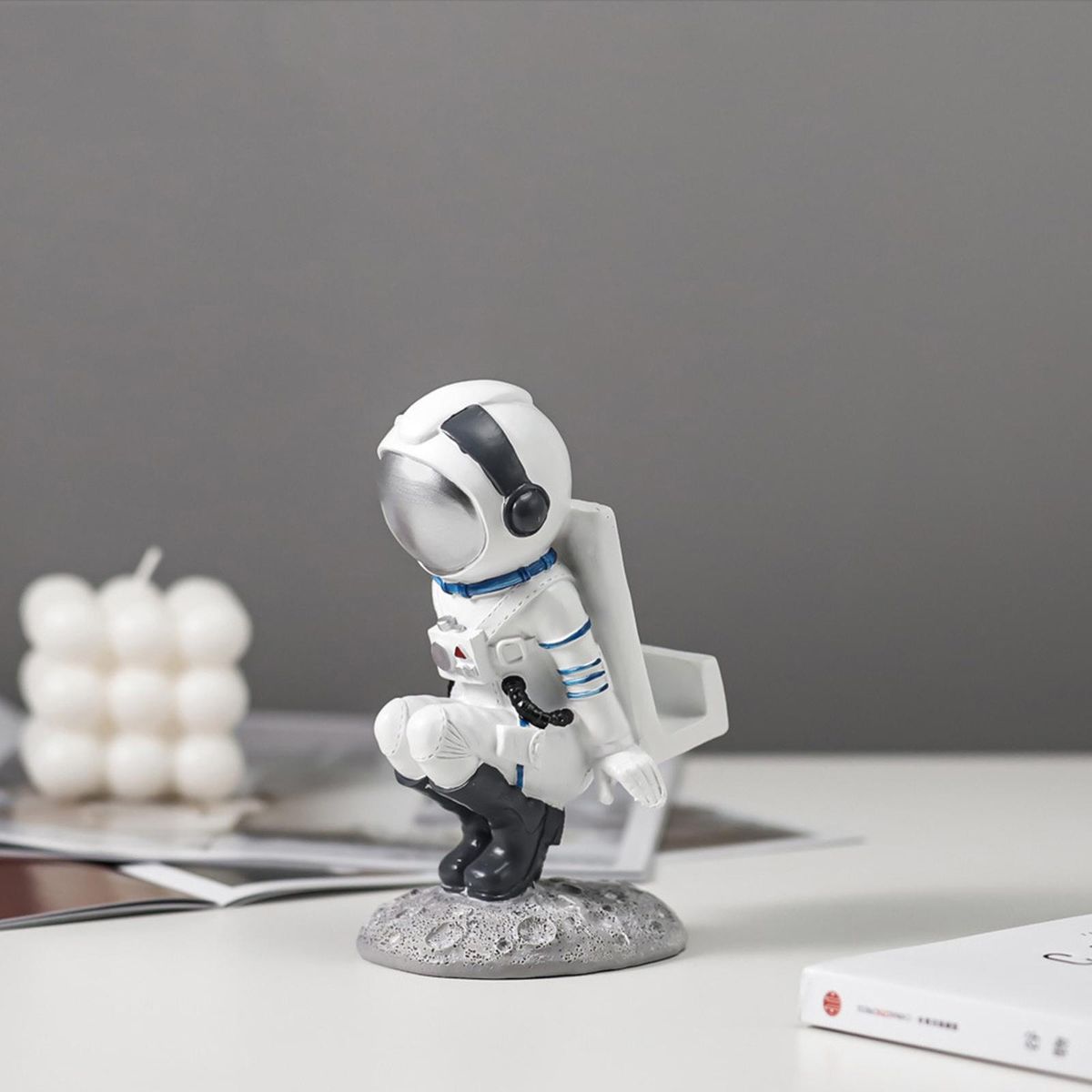 Creative Figurine Statue Astronaut Arts And Crafts Decor Phone Stand