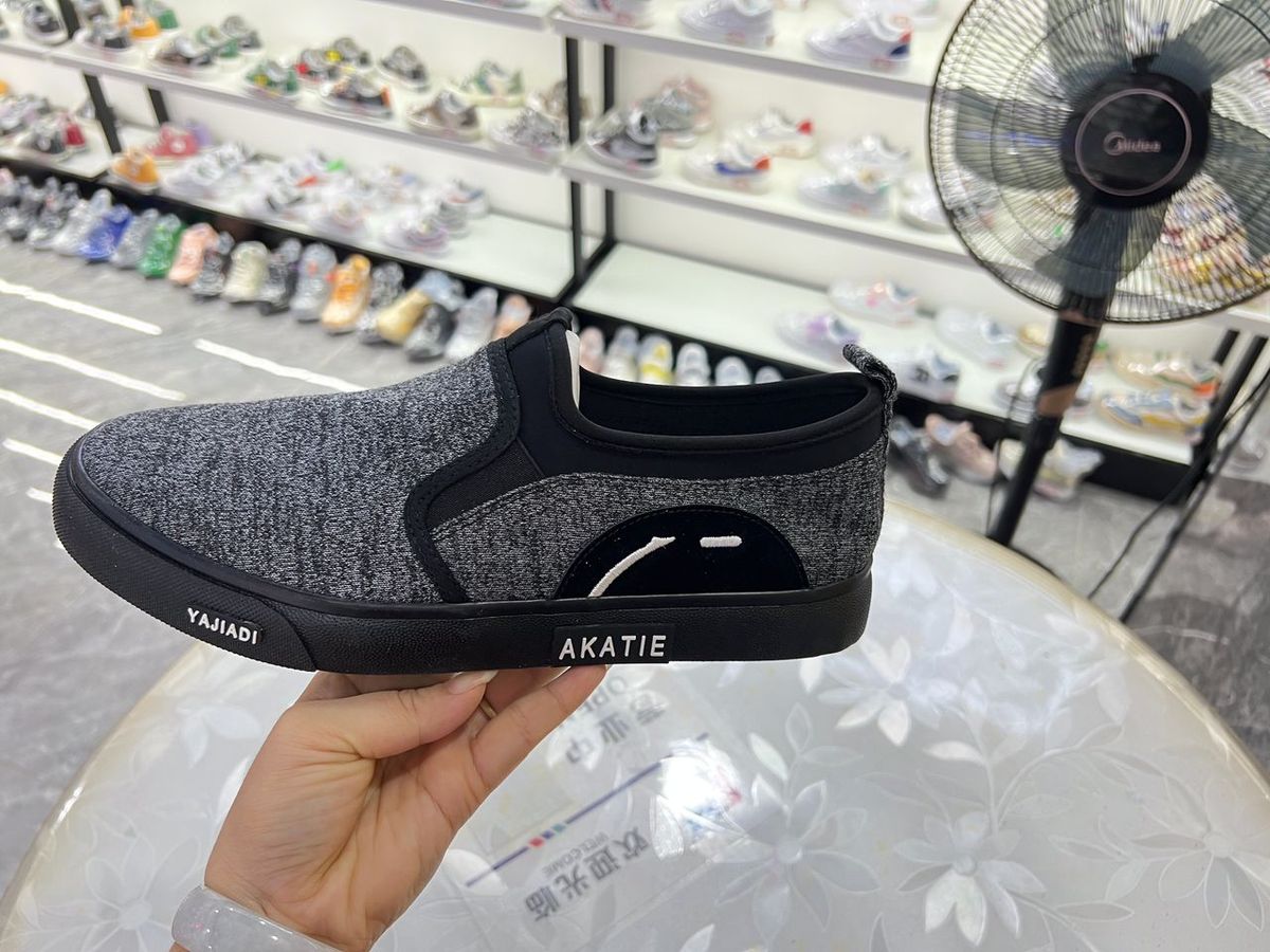 Akatie Comfortable Slip-on Sneakers Black