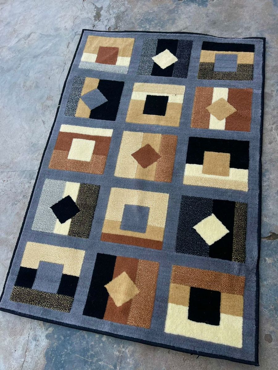 Xander Unique Nobel Feather Collection Center Rug