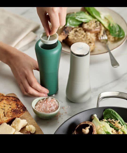 Salt And Pepper Shaker. 2Pcs