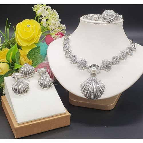 Cowry Shaped Elegant Necklace And Earrings Set