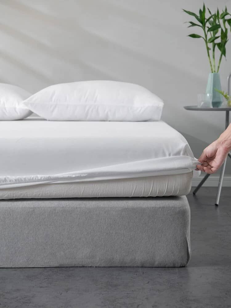 Fitted Sheet Mattress Protector + 2 Bed Pillows - White