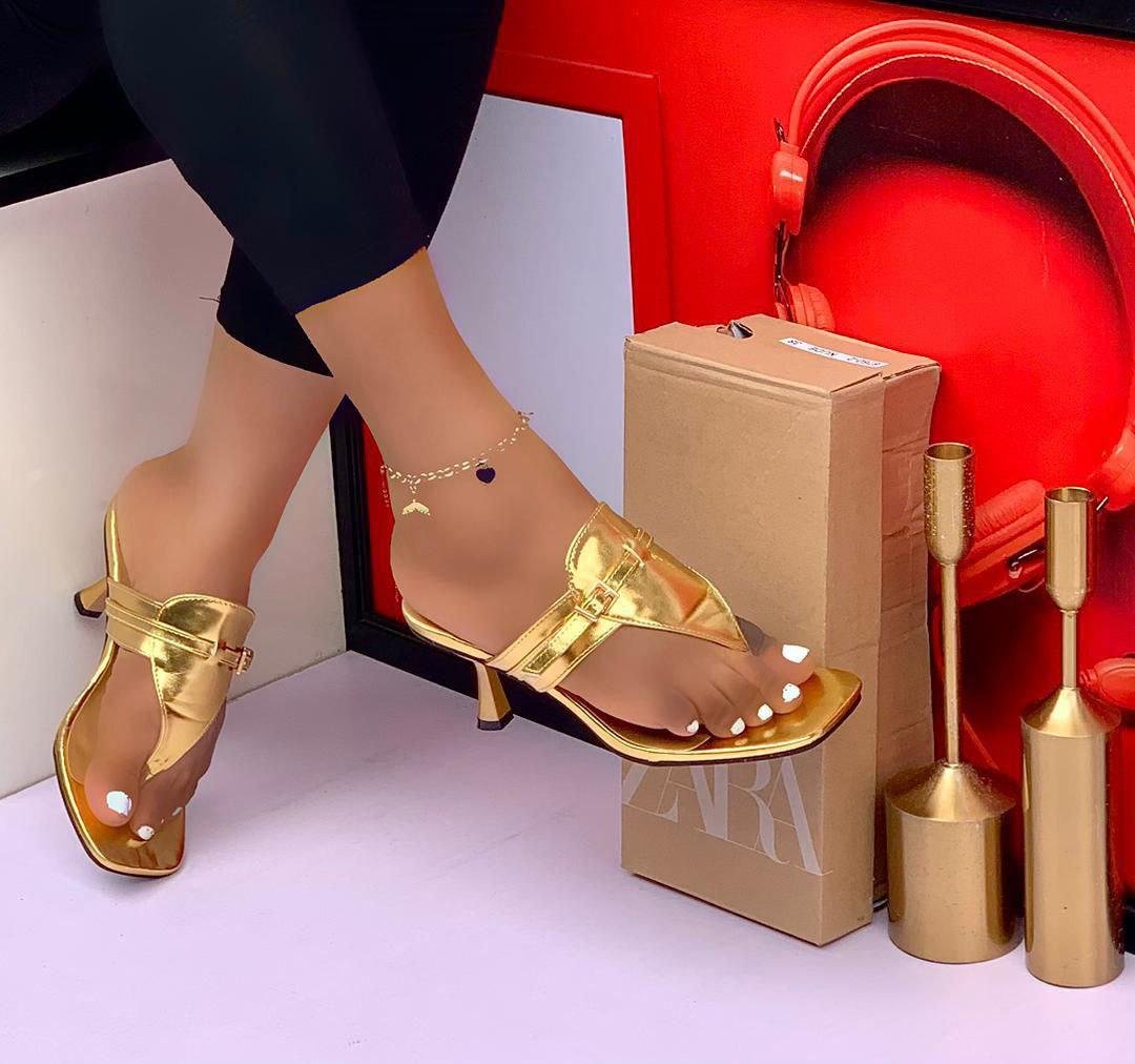 STYLISH MULE IN GOLD