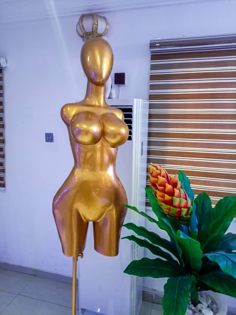 Glittering Gold Well Shaped Female Mannequin With Iron Stand