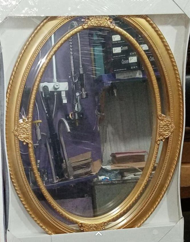 Oval Bathroom -Mirror With Accessories.  Gold Color