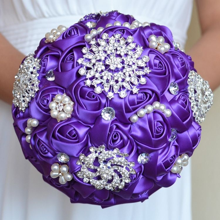 D453 Wedding Holding Pearl Diamond Flowers