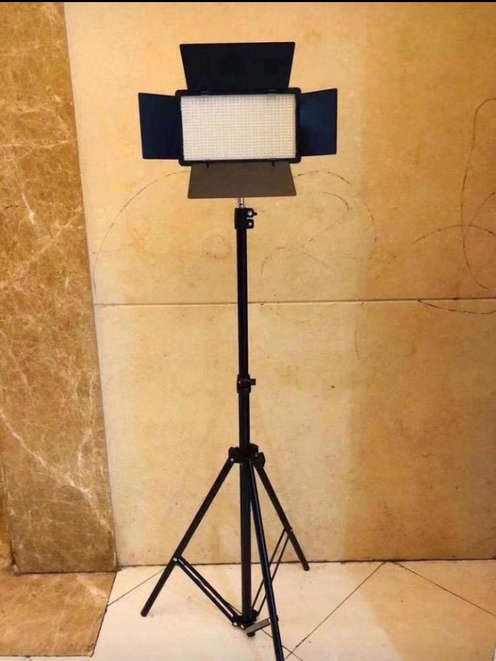 Pro LED 600 + Battery +Tripod + Charger