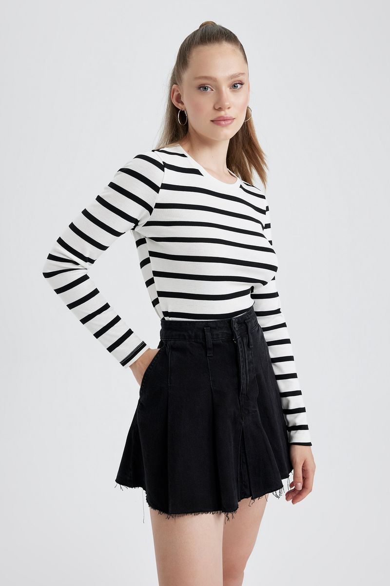 Woman Fitted Knitted Long Sleeve T-Shirt - White